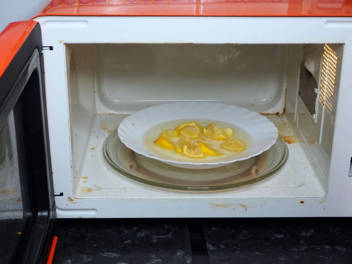 can you put plastic plates in the microwave