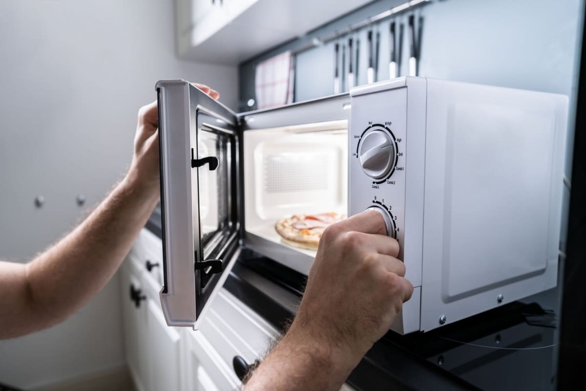 how hot does a microwave get in 1 minute